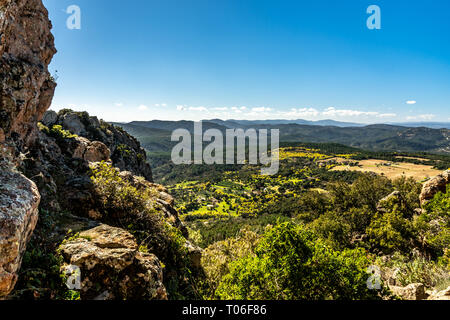 Panoramablick auf den Weg zum roten Felsen von Roquebrune-sur-Argens, Frankreich Stockfoto