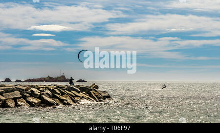 Leute, die ein Kite Surfer in actionon Französische Riviera in Saint Raphael, Frankreich Stockfoto