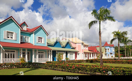 Die Holzhäuser Karibik bunt bemalt in Samana, Dominikanische Republik Stockfoto