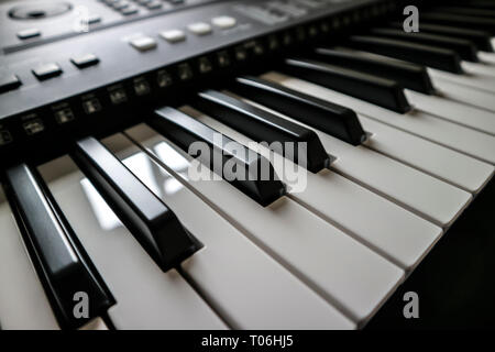 Oblique Nahaufnahme der Klaviertastatur auf modernen Musical Instrument Stockfoto