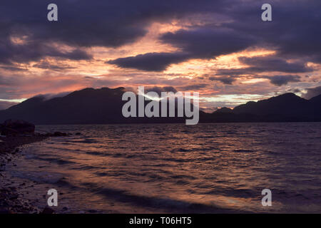 Einen herrlichen Sonnenuntergang über dem Puyuhuapi Fjord in der ventisquero Sound, Patagonien, Aysen, Chile Stockfoto