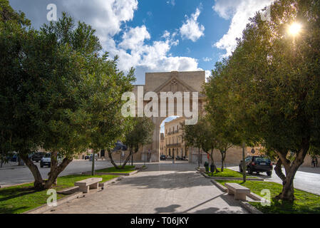 Neapel Tor (Porta Napoli) Der Eingang in die Altstadt von Lecce, Apulien, Italien, Region Apulien Stockfoto