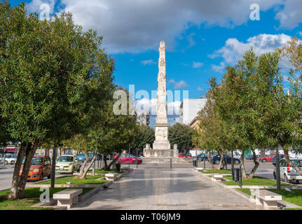 Lecce, Apulien, Italien - Piazzetta Arco di Trionfo Square mit dem Obelisken im Hintergrund. Der Obelisco, zu Ehren von Ferdinand I. Stockfoto