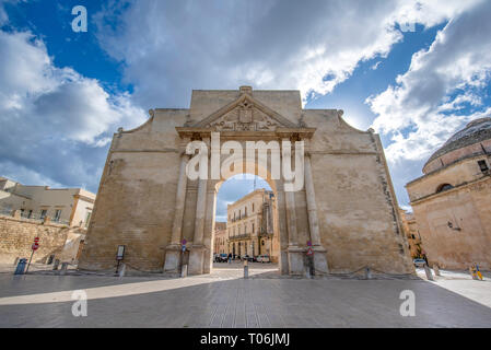 Neapel Tor (Porta Napoli) Der Eingang in die Altstadt von Lecce, Apulien, Italien, Region Apulien Stockfoto