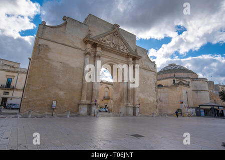 Neapel Tor (Porta Napoli) Der Eingang in die Altstadt von Lecce, Apulien, Italien, Region Apulien Stockfoto