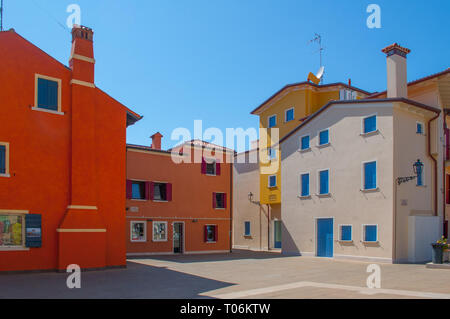 Bunte Häuser im historischen Zentrum von Caorle. Stockfoto
