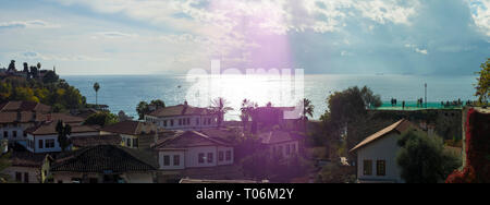 Panoramablick auf Red Roof Kaleici Altstadt Häuser und Aussichtspunkt mit Blick auf das Mittelmeer in Antalya, Türkei Stockfoto