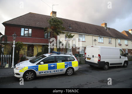 Polizei in Viola Avenue in Stanwell, Surrey, wo Sie sind ein Stechen, in dem ein Mann bluffed mit einem Baseballschläger und Messer während Hurling rassistischen Mißbrauch. Stockfoto