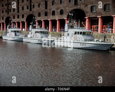 Royal Navy HMS Verfolger P273, P264, Archer HMS HMS Ladegerät P292, P2000/Archer klasse Patrouillenboote. Liverpool, Großbritannien Stockfoto