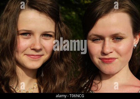 Zwei junge Mädchen an einer Prom, Nahaufnahmen der Gesichter, Großbritannien Stockfoto