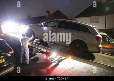 Polizei ein Auto von Viola Avenue in Stanwell, Surrey, wo Sie sind ein Stechen, in dem ein Mann bluffed mit einem Baseballschläger und Messer während Hurling rassistischen Mißbrauch entfernen. Stockfoto