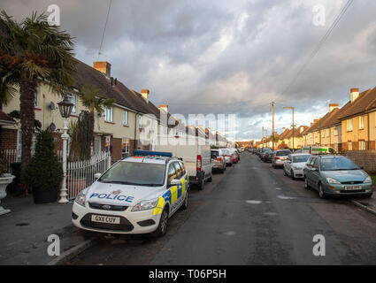 Polizei in Viola Avenue in Stanwell, Surrey, wo Sie sind ein Stechen, in dem ein Mann bluffed mit einem Baseballschläger und Messer während Hurling rassistischen Mißbrauch. Stockfoto