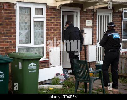 Polizei in Viola Avenue in Stanwell, Surrey, wo Sie sind ein Stechen, in dem ein Mann bluffed mit einem Baseballschläger und Messer während Hurling rassistischen Mißbrauch. Stockfoto