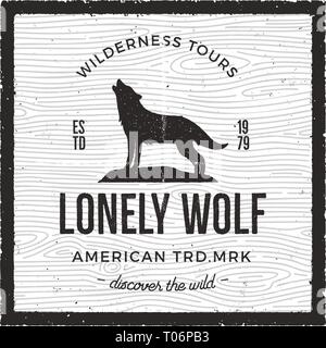 Vintage Adventure Card - einsame Wolf zitieren. Wildnis Touren, American Heritage Logo. Retro Hand gezeichnet monochrome Reisen Abzeichen, Patch. Vektor Stock Vektor