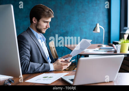 Business Mann im Büro arbeiten mit Laptop und Unterlagen auf seinem Schreibtisch, Berater Rechtsanwalt Konzept. Stockfoto