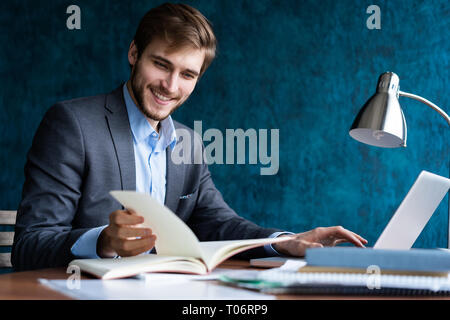 Business Mann im Büro arbeiten mit Laptop und Unterlagen auf seinem Schreibtisch, Berater Rechtsanwalt Konzept. Stockfoto