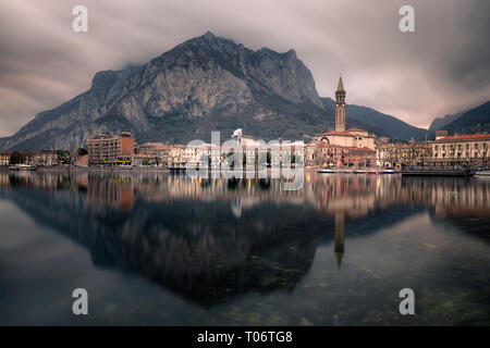 Lecco Stadt spiegelt sich auf dem See in einem erstaunlichen bewölkten Tag, Lombardei, Italien Stockfoto