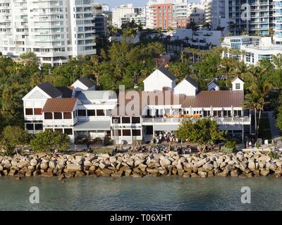 MIAMI, FLORIDA, USA - Januar 2018: Luftaufnahme der Smith & Wollensky steak house in South Pointe Park mit mehr Gebäude hinter im Miami Beach, FL Stockfoto