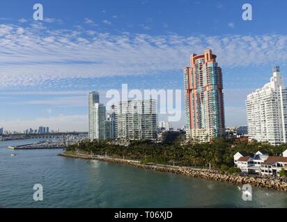 MIAMI, FLORIDA, USA - Januar 2018: Seitenansicht Schuß von Wolkenkratzern und hohen Gebäuden entlang der South Pointe Park in Miami, Florida. Stockfoto