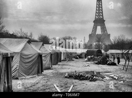 Paris, Frankreich. Das Amerikanische Rote Kreuz Soldaten's Hotel #13, am Champ de Mars, Paris, im Bau. Ganz geborgen Zelte gibt es Unterkünfte für 1.400 Menschen. Eine voll ausgestattete Kantine und Erholung Hütte Diese hostely komplett zu machen. Die Arbeit wurde am 18. Februar begann, und in neun Tagen abgeschlossen. Es war für das Rote Kreuz notwendigen Plätze schnell zur Verfügung zu stellen, für die Männer, die durch Paris, kommen in großen Massen waren. Im Schatten des Eiffelturms, es ist in der Tat ein idealer Standort für den Zweck. Februar, 1919 Stockfoto