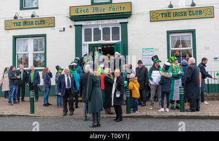 Die jährliche St. Patrick's Day Parade statt, um 10.30 Uhr beginnend am Morgen von der irischen Verein in Orford Lane, Die "Der Fluss des Lebens" im Bridge St Stockfoto