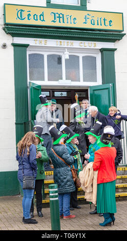 Die jährliche St. Patrick's Day Parade statt, um 10.30 Uhr beginnend am Morgen von der irischen Verein in Orford Lane, Die "Der Fluss des Lebens" im Bridge St Stockfoto