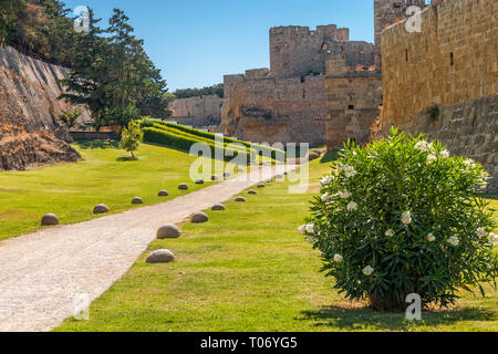 Fußweg zwischen Altstadt massive Wände in Rhodos Stockfoto