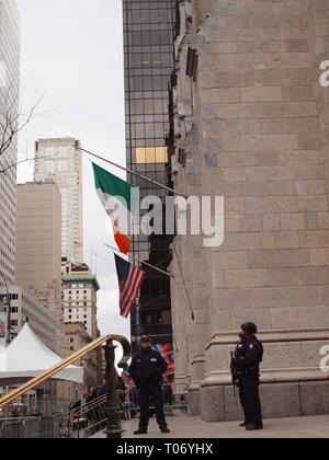 Terrorismusbekämpfung Polizei auf den Stufen von St. Patricks' Cathedral auf der 5th Avenue während der 2019 St. Patricks Day Parade am 16. März 2019. Stockfoto