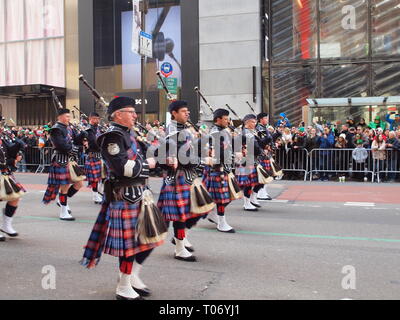 Dudelsackpfeifer am 2019 NYC St. Patricks Day Parade auf der 5th Avenue in New York City. Demonstranten, die viele Organisationen und irischen Grafschaften. Stockfoto