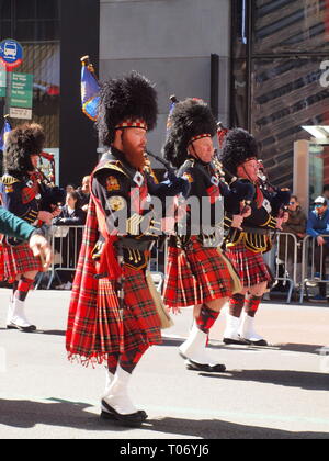Dudelsackpfeifer am 2019 NYC St. Patricks Day Parade auf der 5th Avenue in New York City. Demonstranten, die viele Organisationen und irischen Grafschaften. Stockfoto