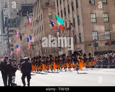 Dudelsackpfeifer am 2019 NYC St. Patricks Day Parade auf der 5th Avenue in New York City. Demonstranten, die viele Organisationen und irischen Grafschaften. Stockfoto