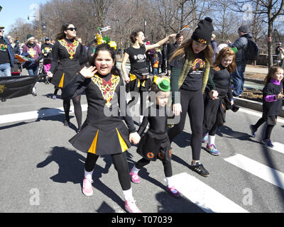 St. Patrick's Day Parade in der Nachbarschaft Park Slope in Brooklyn, NY, 2019. Stockfoto