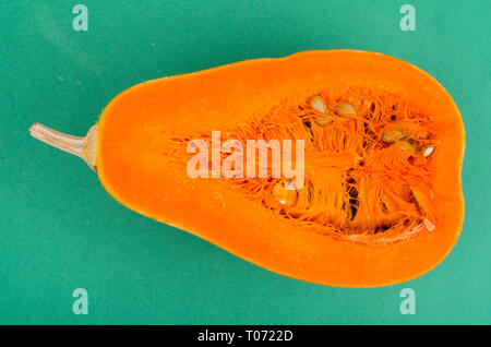 Frische Orange halbieren Cucurbita moschata. Studio Foto Stockfoto
