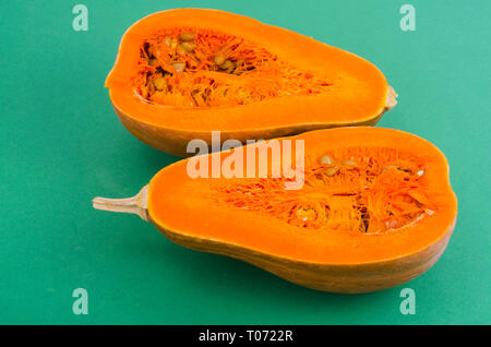 Frische Orange halbieren Cucurbita moschata. Studio Foto Stockfoto