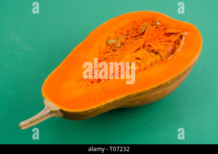 Frische Orange halbieren Cucurbita moschata. Studio Foto Stockfoto