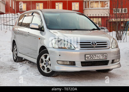 Nowosibirsk, Russland - 03.10.2019: Vorderansicht des Toyota Ipsum letzte Generation in Silber nach der Reinigung vor dem Verkauf in einem Winter und Schnee hinterg Stockfoto