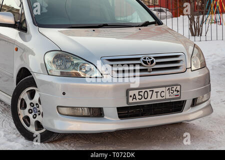 Nowosibirsk, Russland - 03.10.2019: Vorderansicht des Toyota Ipsum letzte Generation in Silber nach der Reinigung vor dem Verkauf in einem Winter und Schnee hinterg Stockfoto