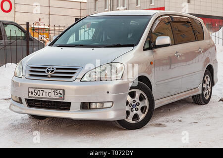 Nowosibirsk, Russland - 03.10.2019: Vorderansicht des Toyota Ipsum letzte Generation in Silber nach der Reinigung vor dem Verkauf in einem Winter und Schnee hinterg Stockfoto