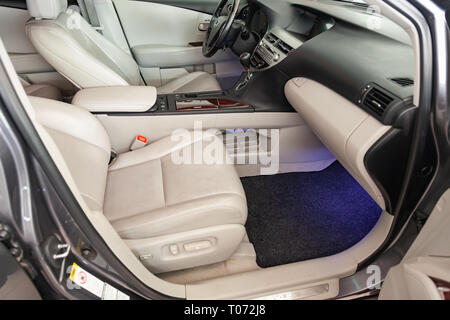 Nowosibirsk, Russland - 12.06.2018: Innere im Auto: Beifahrersitz, mit echtem Leder schwarz, modernes Design mit w überwältigt Stockfoto
