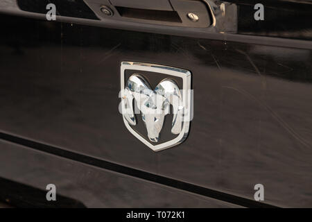 Nowosibirsk, Russland - 12.01.18: Hinten Schriftzug und Emblem auf dem Stamm von Luxus sehr teuer neue schwarze Dodge Ram 1500 Hemi 5,7 Liter Auto steht in Stockfoto