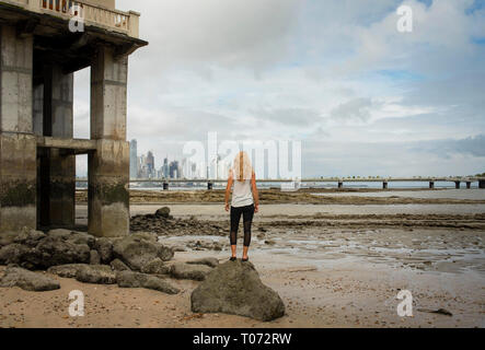 Touristische von hinten mit Blick auf Punta Paitillas Skyline. Waterfront von Panama City bei Ebbe. Panama, Mittelamerika. Okt 2018 Stockfoto