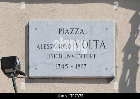 Gedenktafel mit den Namen der Physiker - Erfinder Alessandro Volta. Como, Italien Stockfoto