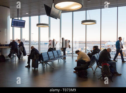 Wartebereich an einem Terminal am Flughafen Bologna, Italien Stockfoto