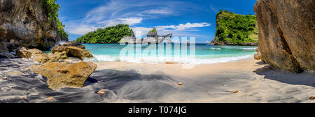 Big Panoramablick auf der idyllischen tropischen Strand mit kleinen Insel und perfekte Azure sauberes Wasser - niemand/Indonesien, Bali, Nusa Penida Stockfoto