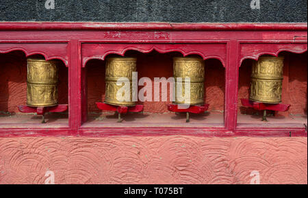 Buddhistische tibetische Gebetsmühlen im alten Kloster in Leh, Indien. Stockfoto