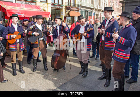 ZAGREB, KROATIEN - 15. FEBRUAR 2019: Kroatische Musiker in traditionellen Slavonischen Kostüme, spielen auf Platz Ban Jelacic in Zagreb, Kroatien. Stockfoto