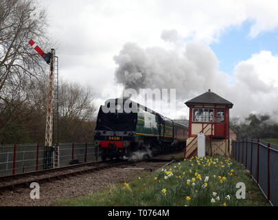 Peterborough, Cambridgeshire, Großbritannien. 17. Mär 2019. Die 92 Staffel die Schlacht um England 34081 Dampflok auf der Nene Valley Railway, wie sie bläst seinen Weg durch Nene Park, in Peterborough, Cambridgeshire, Großbritannien am 17. März 2019. Credit: Paul Marriott/Alamy leben Nachrichten Stockfoto