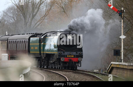 Peterborough, Cambridgeshire, Großbritannien. 17. Mär 2019. Die 92 Staffel die Schlacht um England 34081 Dampflok auf der Nene Valley Railway, wie sie bläst seinen Weg durch Nene Park, in Peterborough, Cambridgeshire, Großbritannien am 17. März 2019. Credit: Paul Marriott/Alamy leben Nachrichten Stockfoto