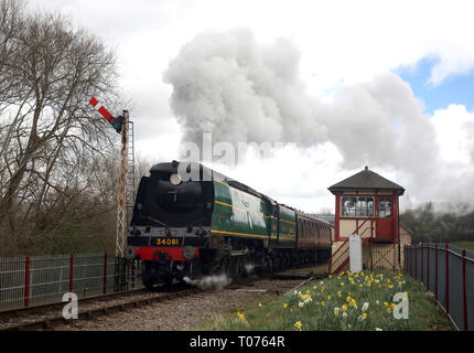 Peterborough, Cambridgeshire, Großbritannien. 17. Mär 2019. Die 92 Staffel die Schlacht um England 34081 Dampflok auf der Nene Valley Railway, wie sie bläst seinen Weg durch Nene Park, in Peterborough, Cambridgeshire, Großbritannien am 17. März 2019. Credit: Paul Marriott/Alamy leben Nachrichten Stockfoto