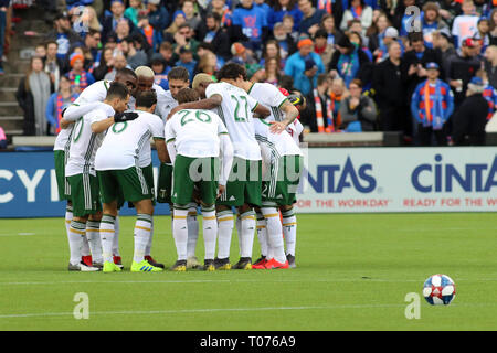 Cincinnati, Ohio, USA. 17 Mär, 2019. Portland Timbers Spieler drängen sich während einer MLS Fußball-Spiel zwischen dem FC Cincinnati und Portland an Nippert Stadion in Cincinnati, Ohio. Kevin Schultz/CSM/Alamy leben Nachrichten Stockfoto